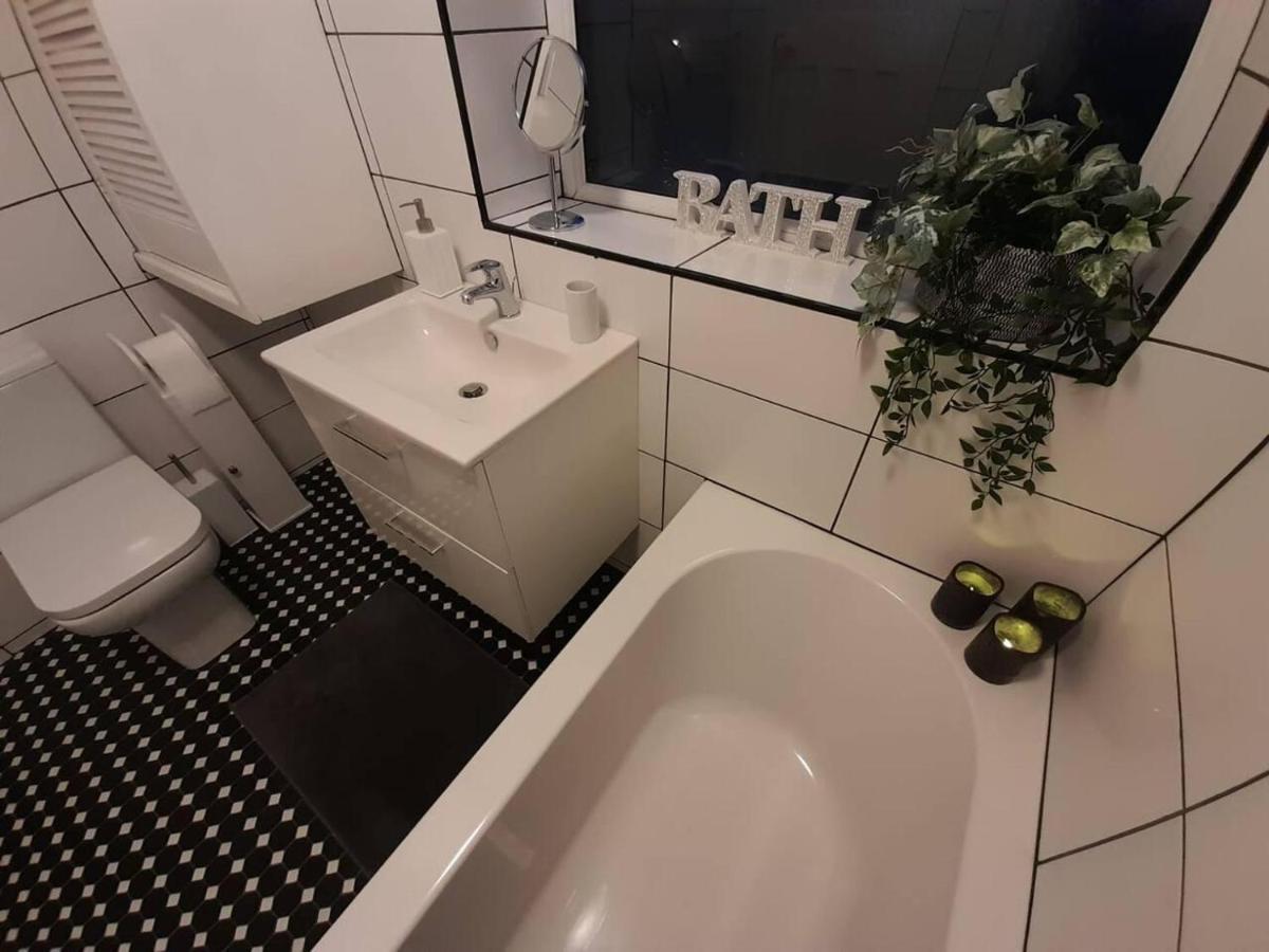 Bright 4-Bed House 15 Min To Manchester Centre Villa Kültér fotó