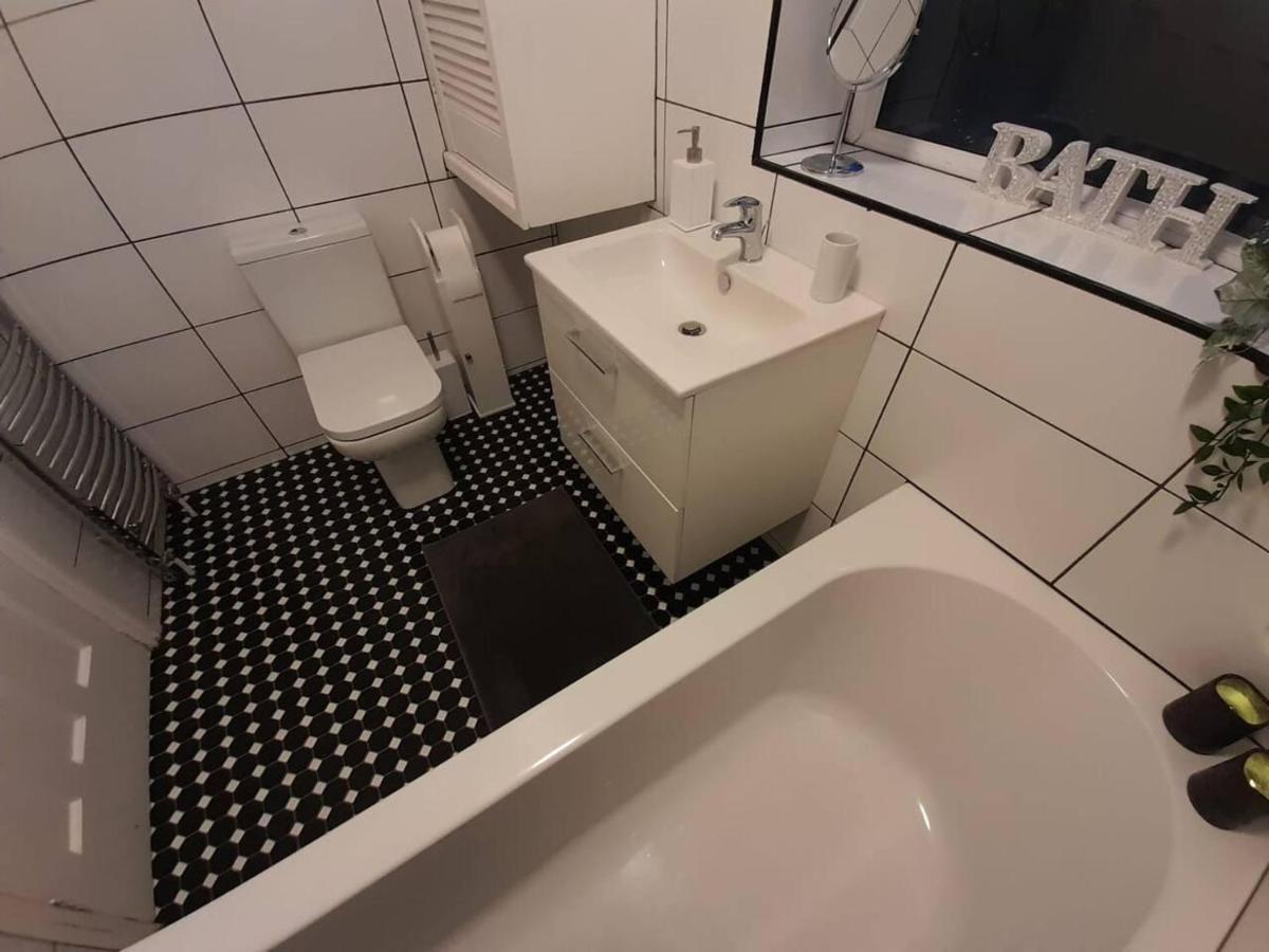 Bright 4-Bed House 15 Min To Manchester Centre Villa Kültér fotó